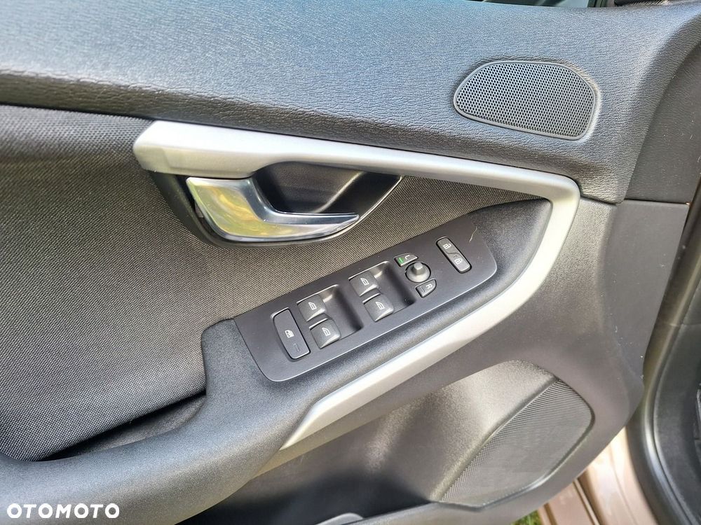 Volvo V40 T2 Kinetic - 22