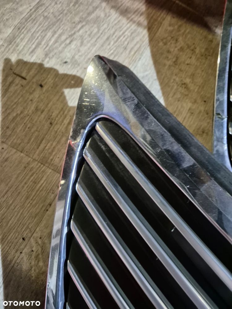 Grill uszkodzony Lexus LS460 06-10r. - 4