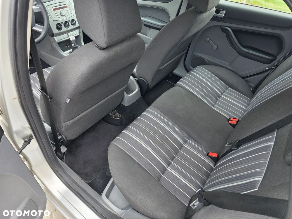 Ford Focus 1.6 TDCi DPF Style - 10