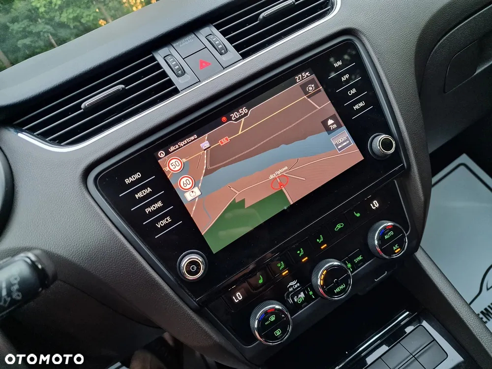Skoda Octavia Combi 2.0 TDI DSG L&K - 26
