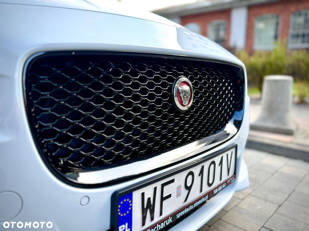 Jaguar XE 2.0 D R-Sport - 18