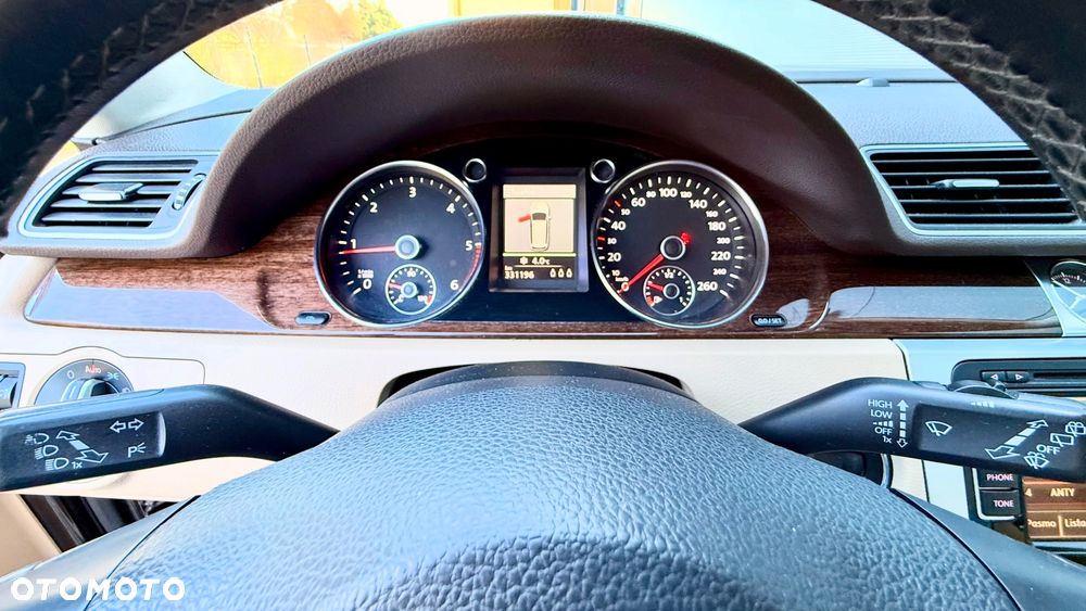 Volkswagen Passat 2.0 TDI DPF Highline - 9