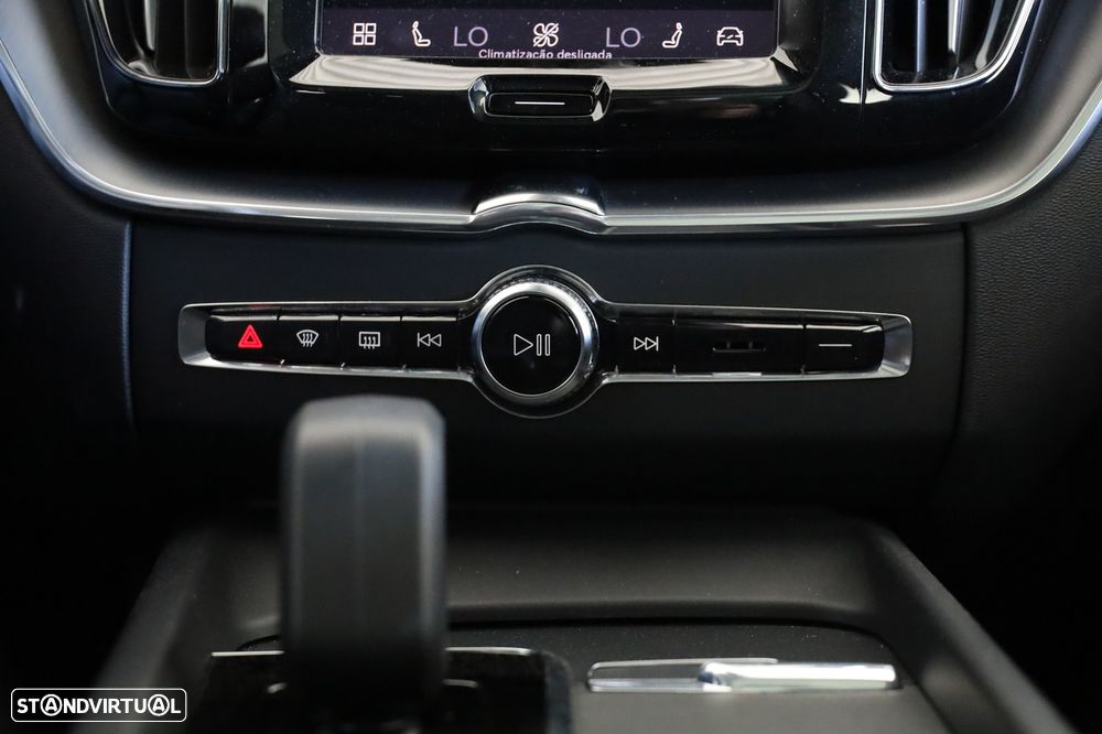 Volvo XC 60 2.0 T6 PHEV Core AWD - 28