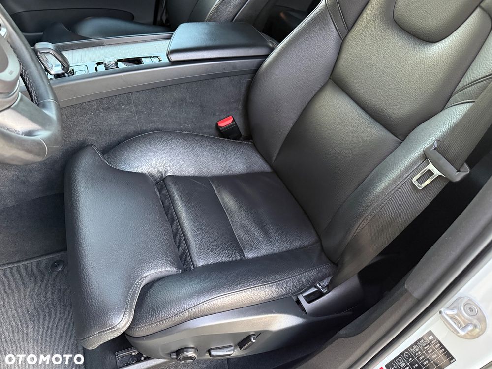 Volvo XC 60 B4 D Ultimate Dark - 32