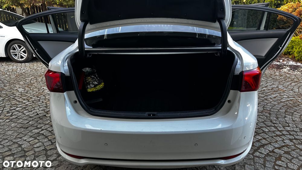 Toyota Avensis 2.0 D-4D Premium - 12