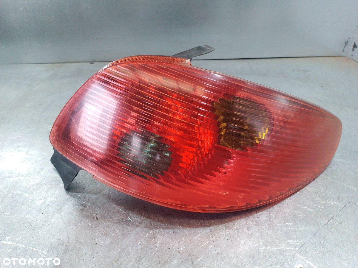 LAMPA TYLNA PRAWA PEUGEOT 206 HATCHBACK - 1