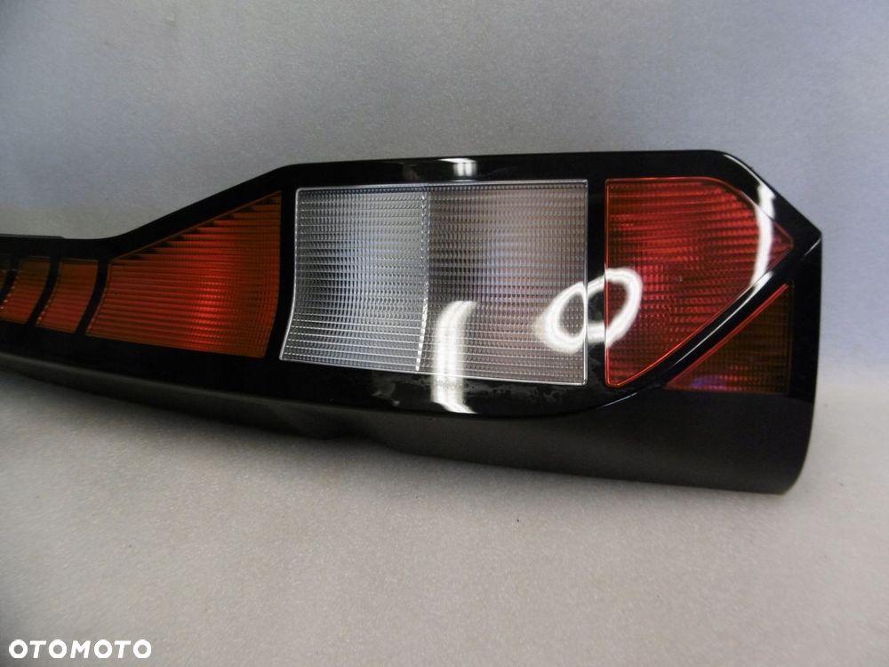 VW CADDY 2K7 20r - lampa tylna lewa - 2