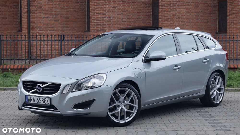 Volvo V60 D6 AWD Plug-in Hybrid R-Design Summum - 1