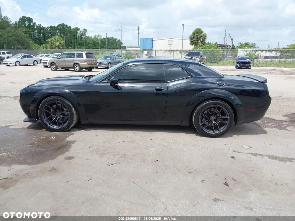Dodge Challenger 6.4 Scat Pack - 11