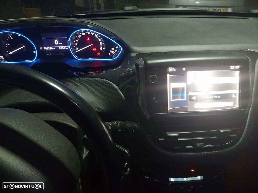 Peugeot 2008 1.6 e-HDi Allure - 16