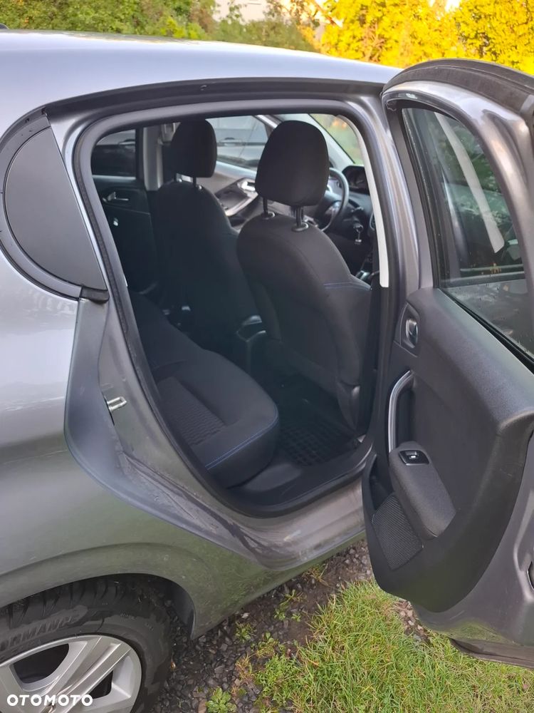 Peugeot 208 - 12