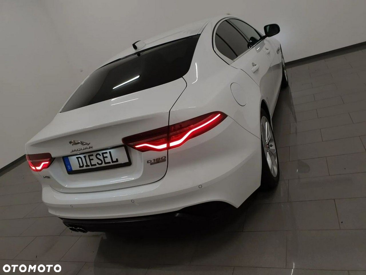 Jaguar XE 2.0 D180 SE - 7