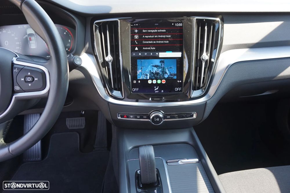 Volvo V60 2.0 B4 Momentum Core Geartronic - 24