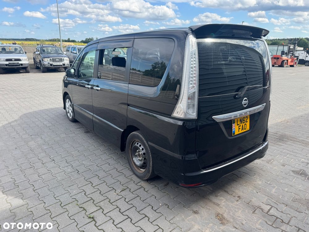 Nissan Serena - 4