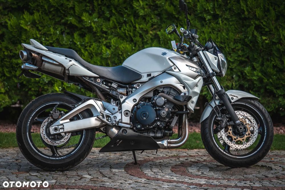 Suzuki GSR - 2