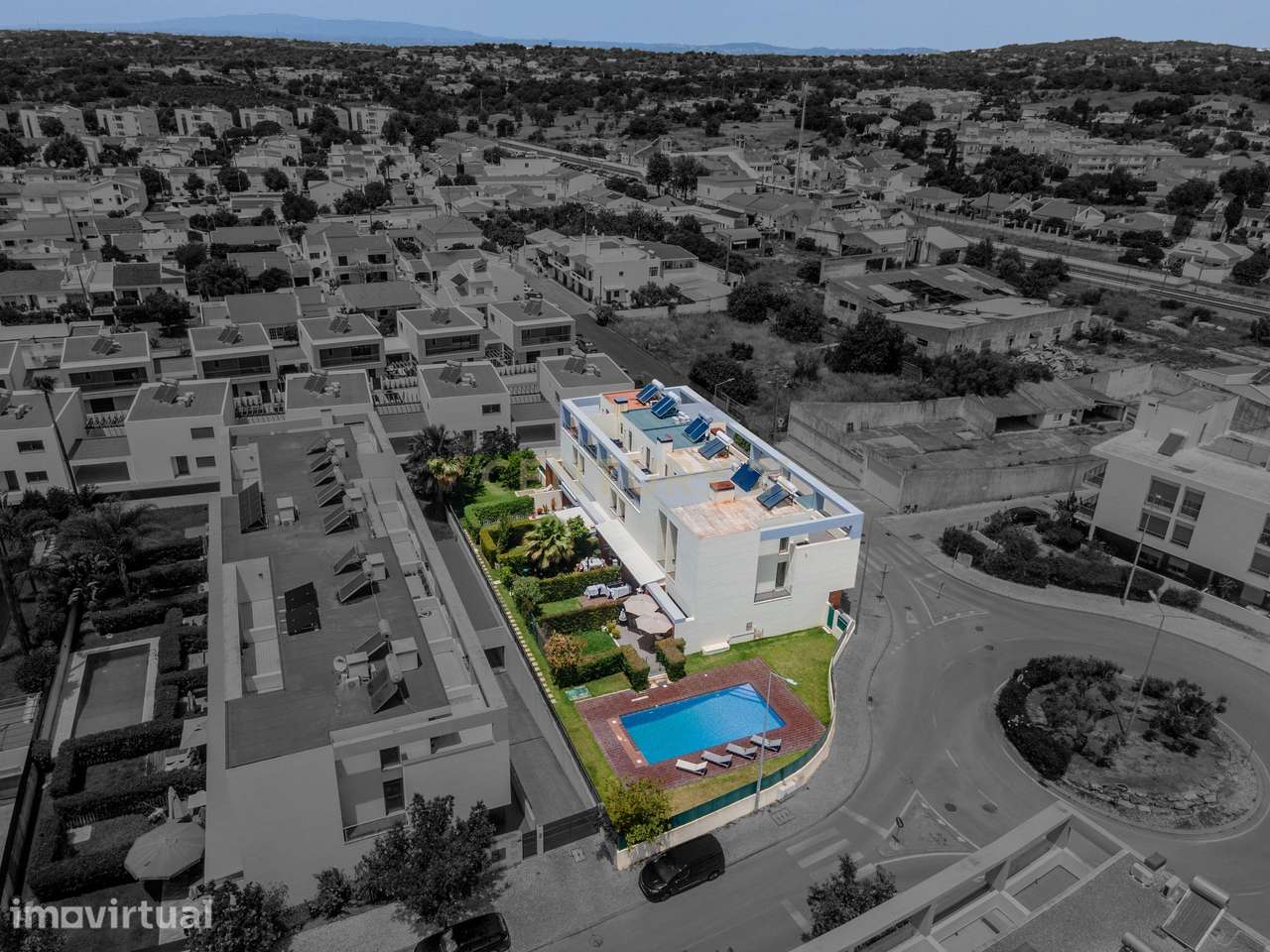 Moradia T2+1 geminada | Piscina - Garagem  | Localização: Ferreiras, C - Grande imagem: 2/33