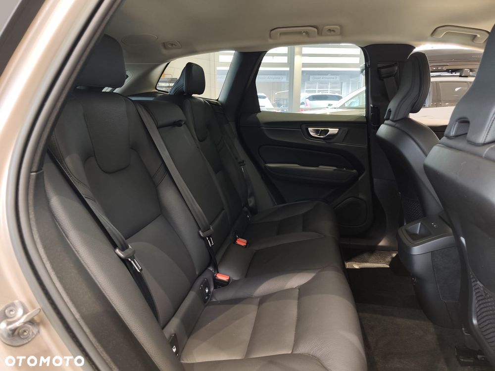 Volvo XC 60 B4 B Plus Dark - 17
