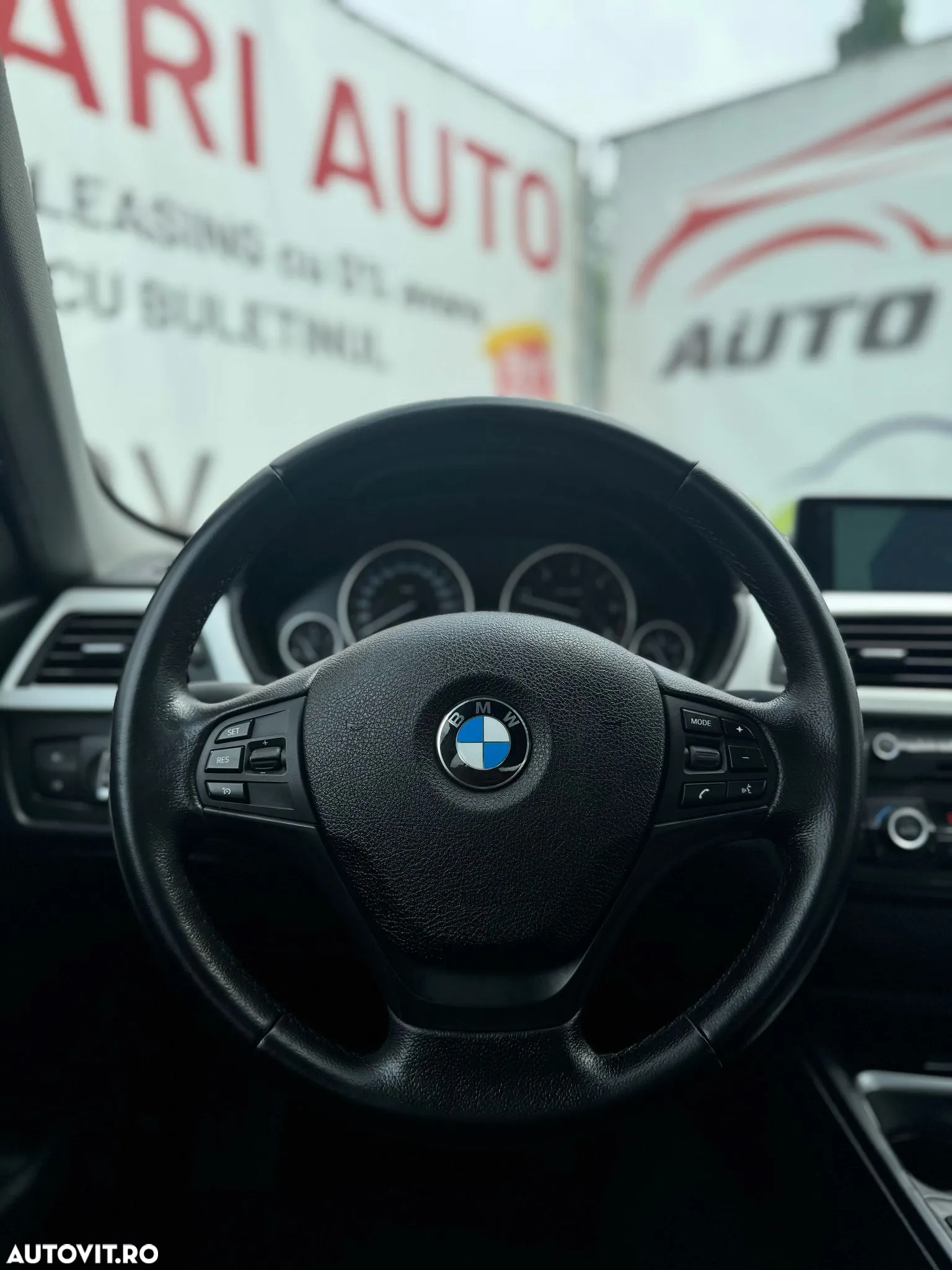 BMW Seria 3 318d Touring Aut. - 39