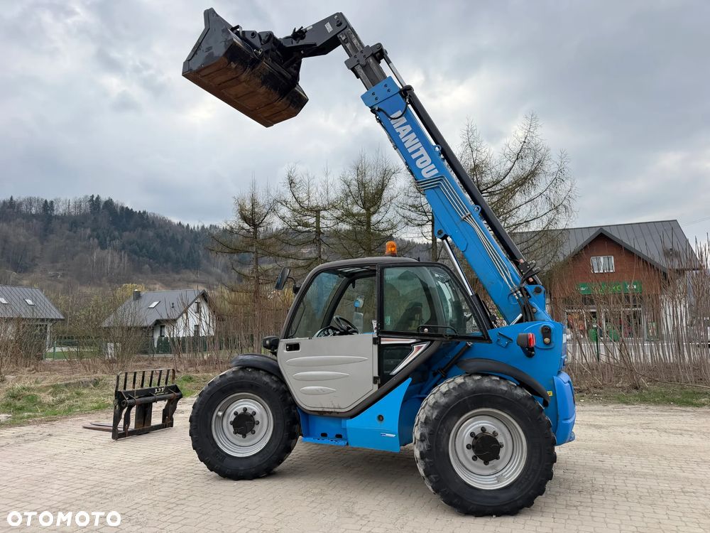 Manitou MT932 Ładowarka Teleskopowa 9m wysuw!  UDŹWIG 3,2 TONY! Przebieg 2600 mtg. jak Nowa z SALONU 2016 rok z Norwegii z Gospodarstwa rolnego! Silnik DEUTZ 110 km. Aktualne Serwisy w Dekra. Nowy Model sterowane wszystko z 1 dżojstika. Widły i łyżka. Ani deka luzu czy wycieku. OKAZJA! Jazda REWERS + 4 biegi. Skręt 3 tryby. - 2