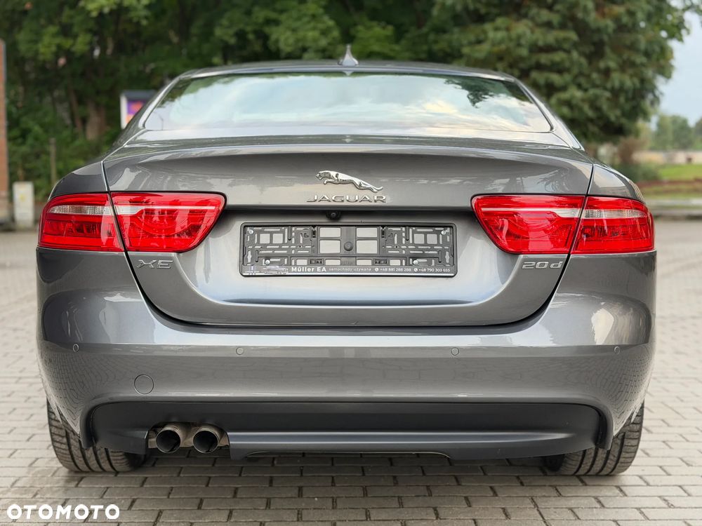 Jaguar XE 2.0 D Portfolio - 12