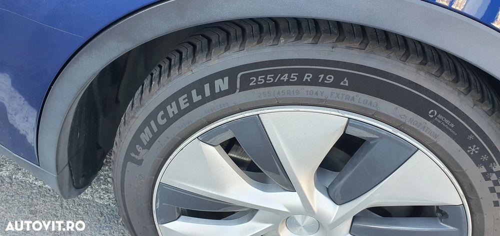 Tesla Model Y - 8