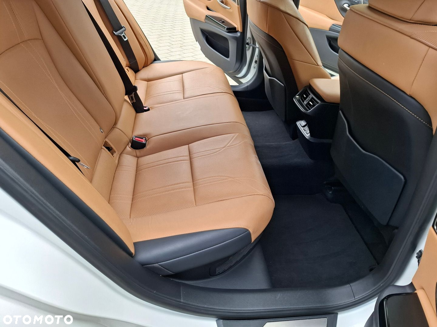 Lexus ES 300h Omotenashi - 26