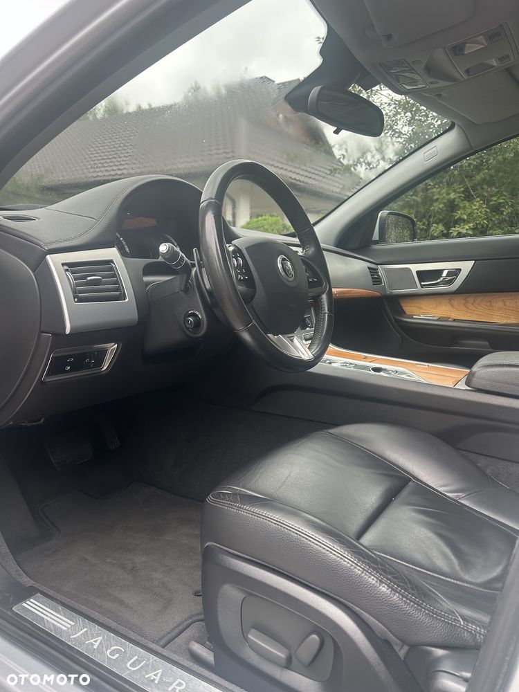 Jaguar XF 2.2 D Luxury - 11
