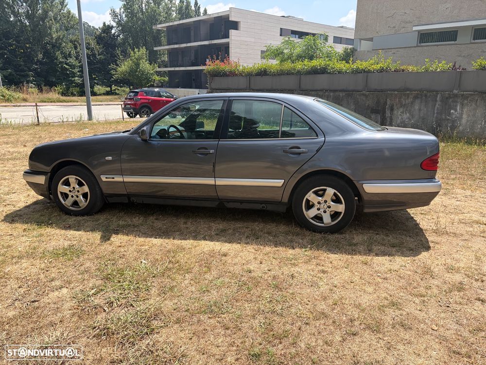 Mercedes-Benz E 220 D Elegance - 3
