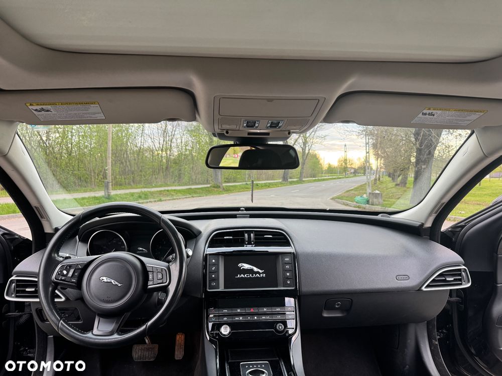 Jaguar XE 2.0 T Portfolio - 17