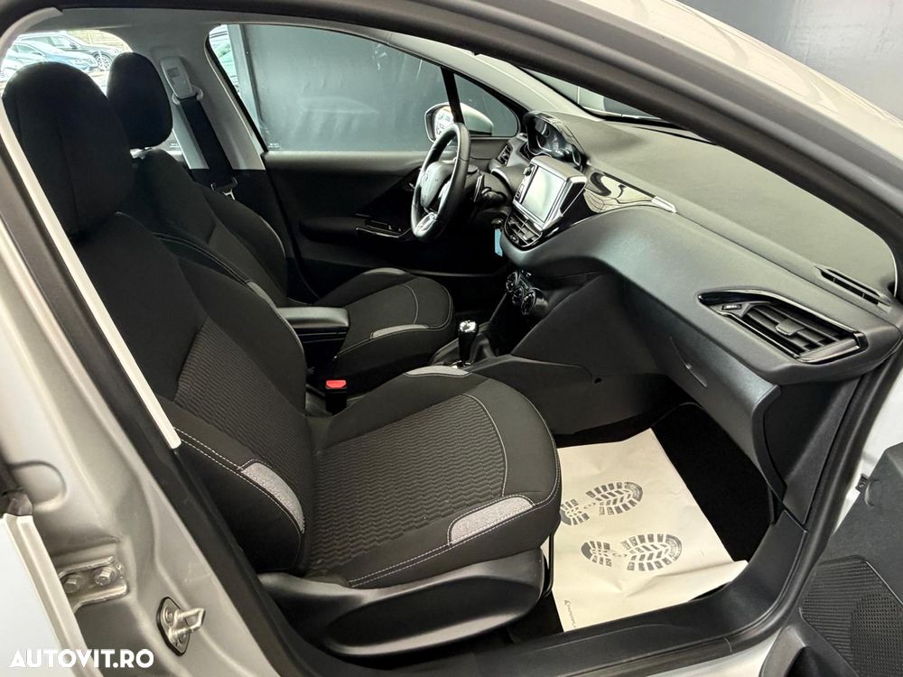 Peugeot 208 1.2 L PureTech ETG Allure - 6