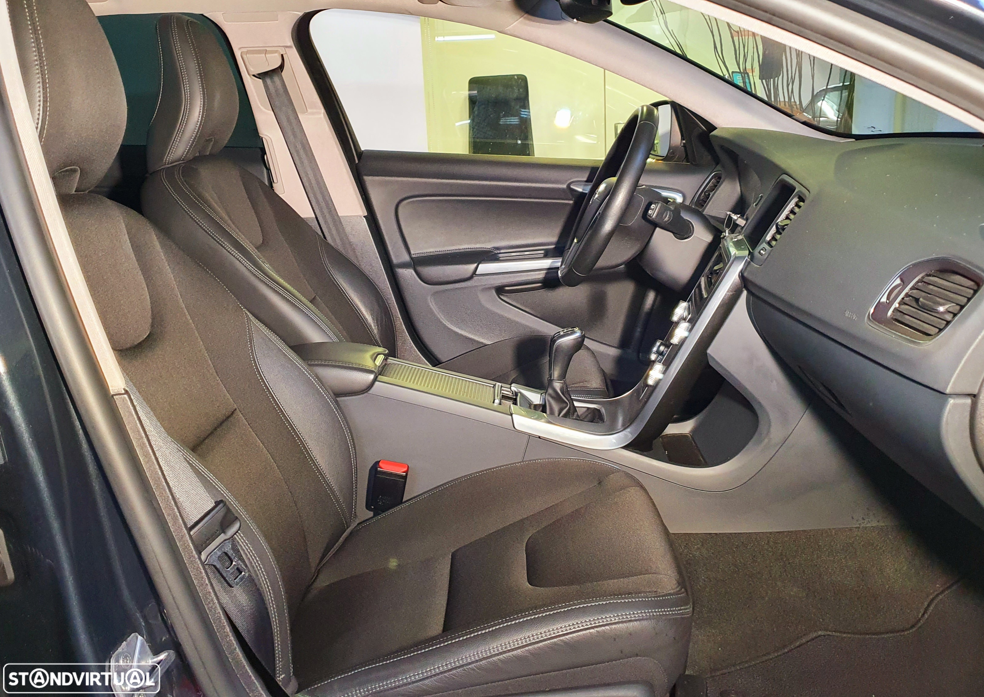 Volvo V60 2.0 D2 Momentum - 9