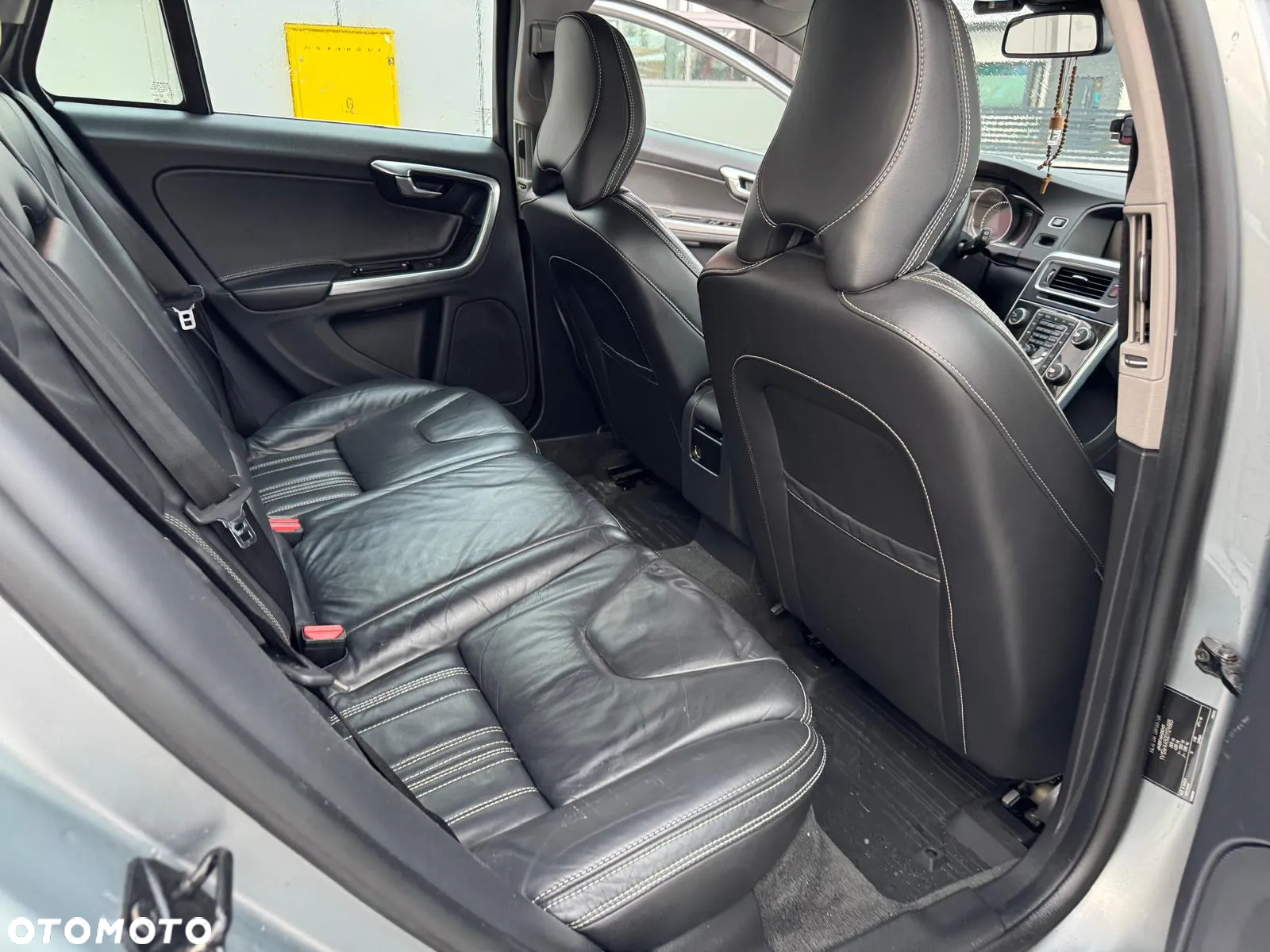 Volvo V60 D6 AWD Plug-in Hybrid R-Design Summum - 20