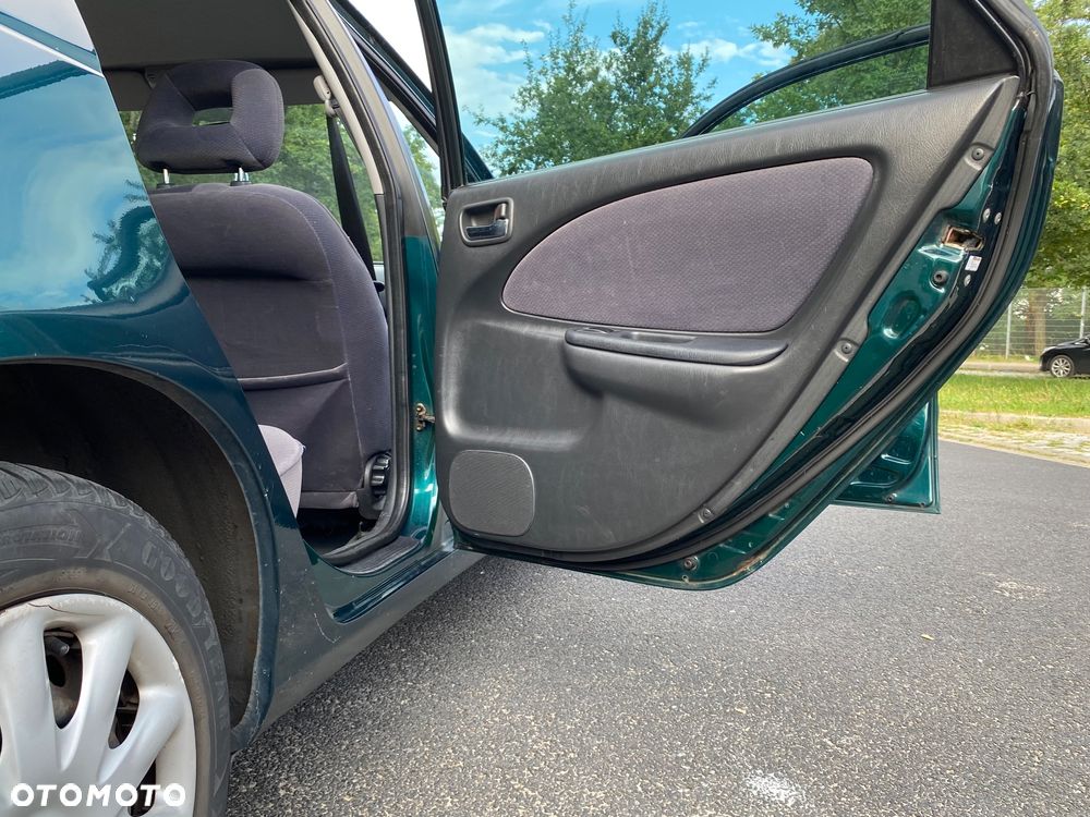 Toyota Avensis Liftback 00-03 - 14