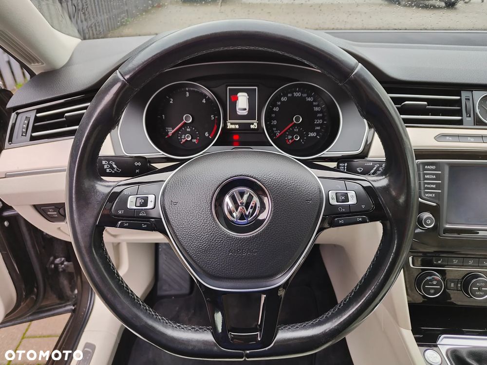 Volkswagen Passat - 24