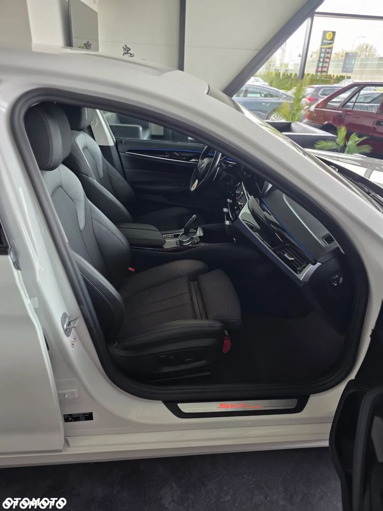 BMW Seria 5 530e iPerformance xDrive Sport Line sport - 26