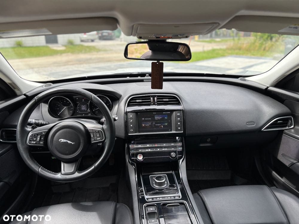 Jaguar XE 2.0 T Prestige - 22