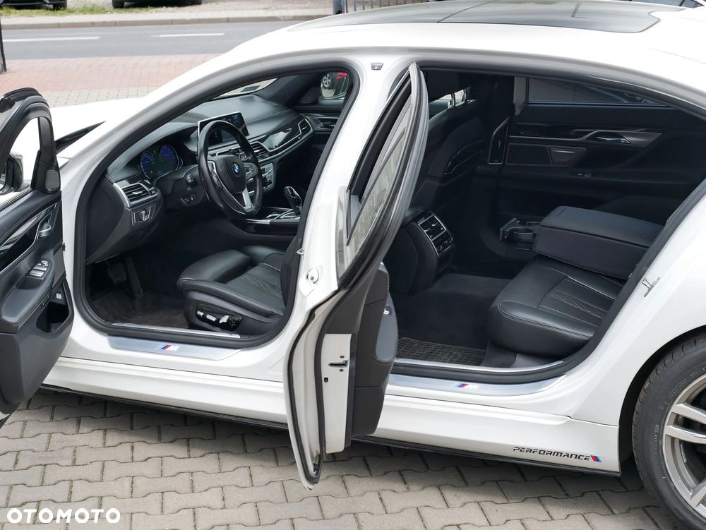 BMW Seria 7 750Li xDrive - 28