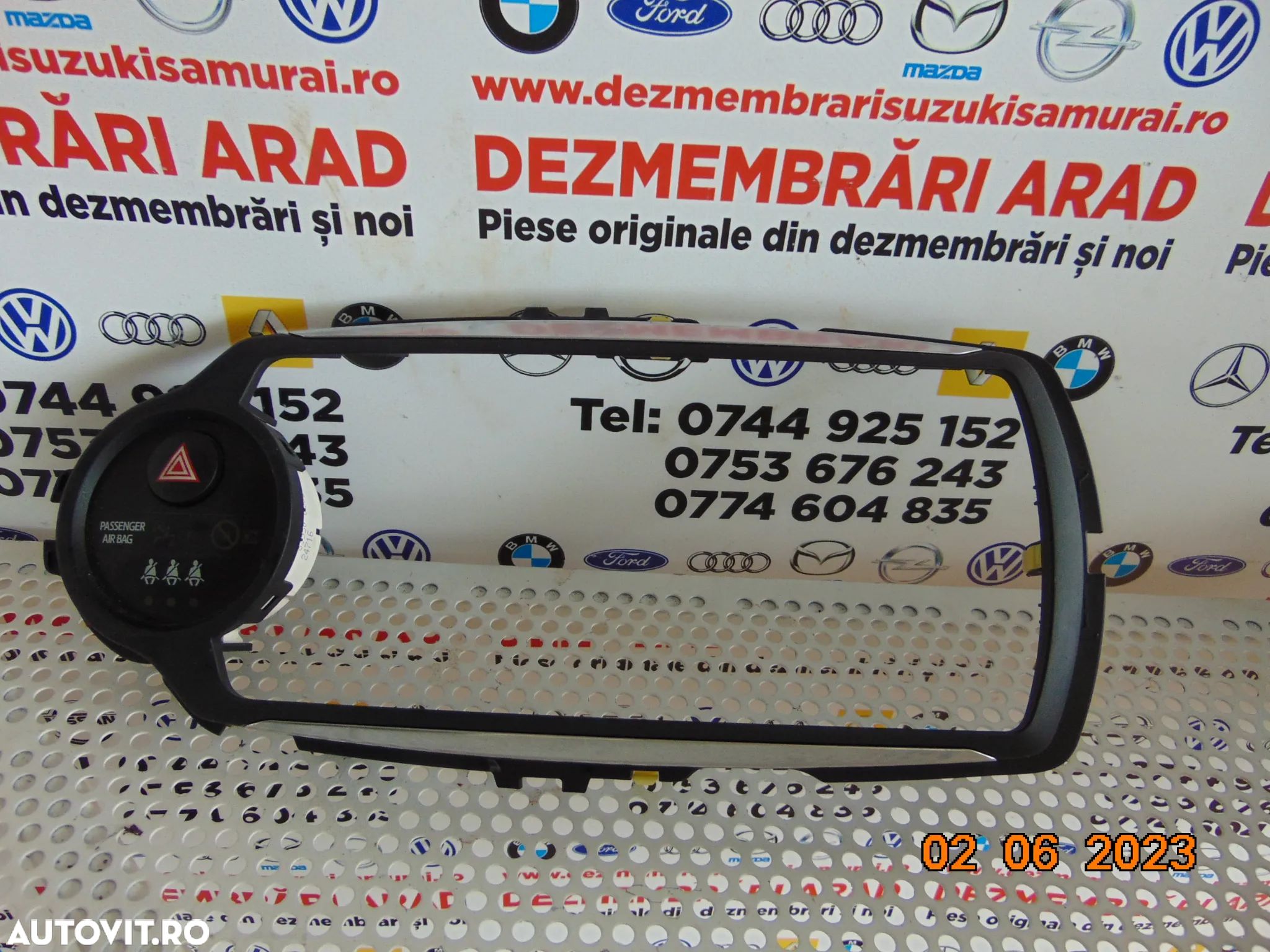 ornament navigatie Toyota Yaris 2012-2020 buton avarii dezmembrez yaris 3 p13 - 1