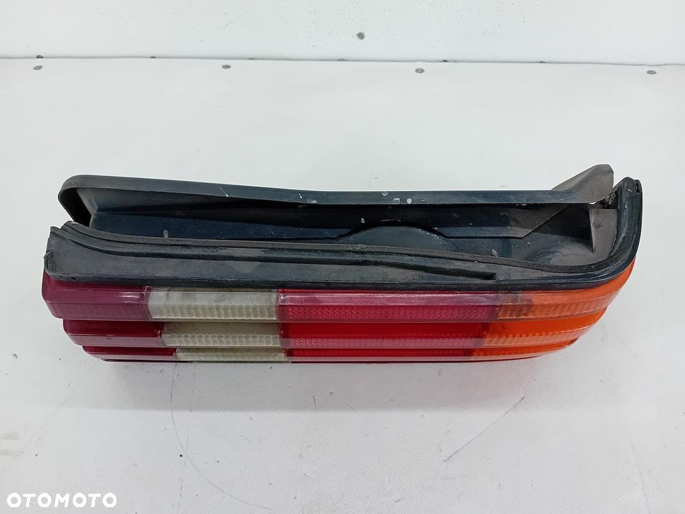LAMPA TYLNA PRAWA MERCEDES-BENZ W126 (79-91) SEDAN - 5