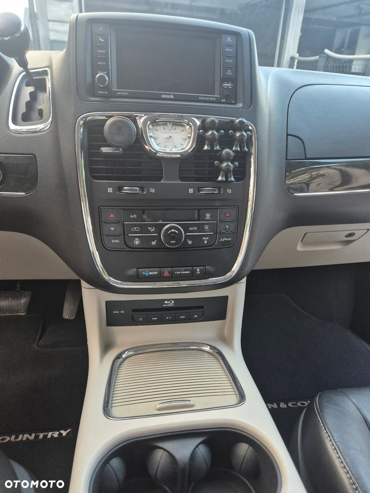 Chrysler Town & Country 3.6 Limited - 17