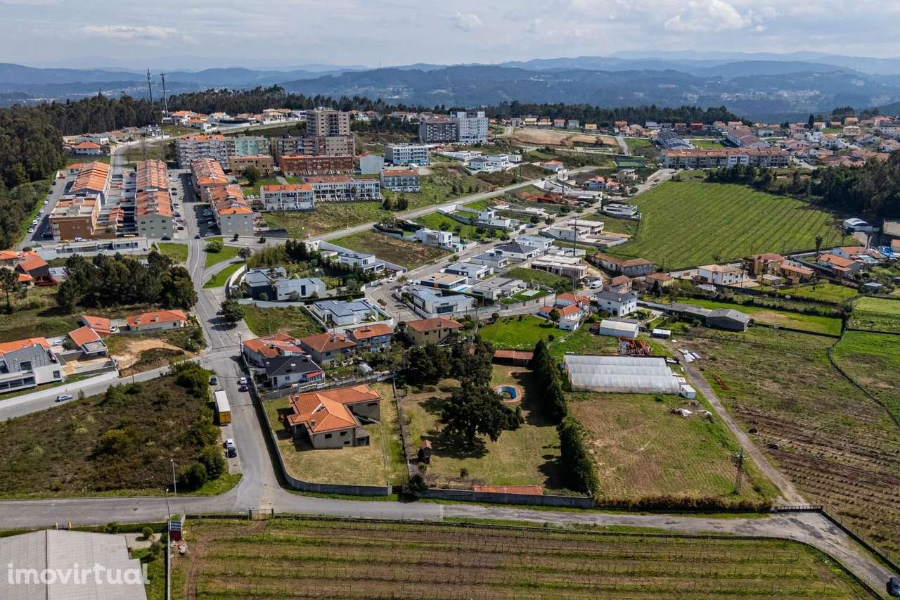 Quinta com moradia, em fase de construção, implantada num terreno com - Grande imagem: 3/12
