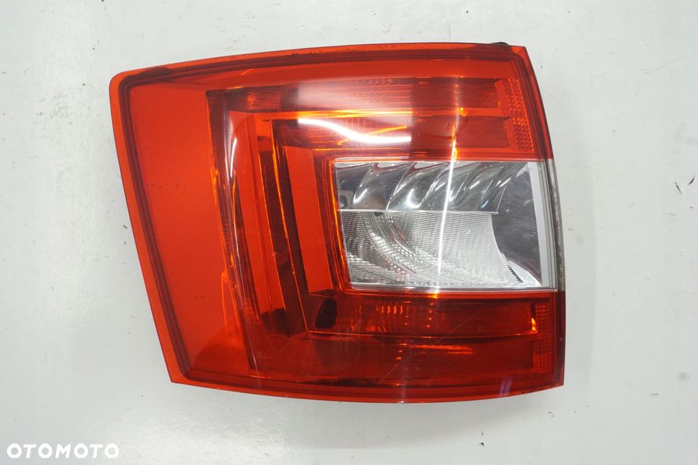 SKODA OCTAVIA III KOMBI 14R LAMPA LEWY TYŁ 5E9945095
