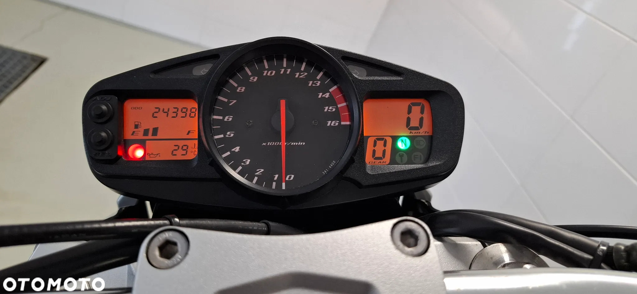 Suzuki GSR - 11