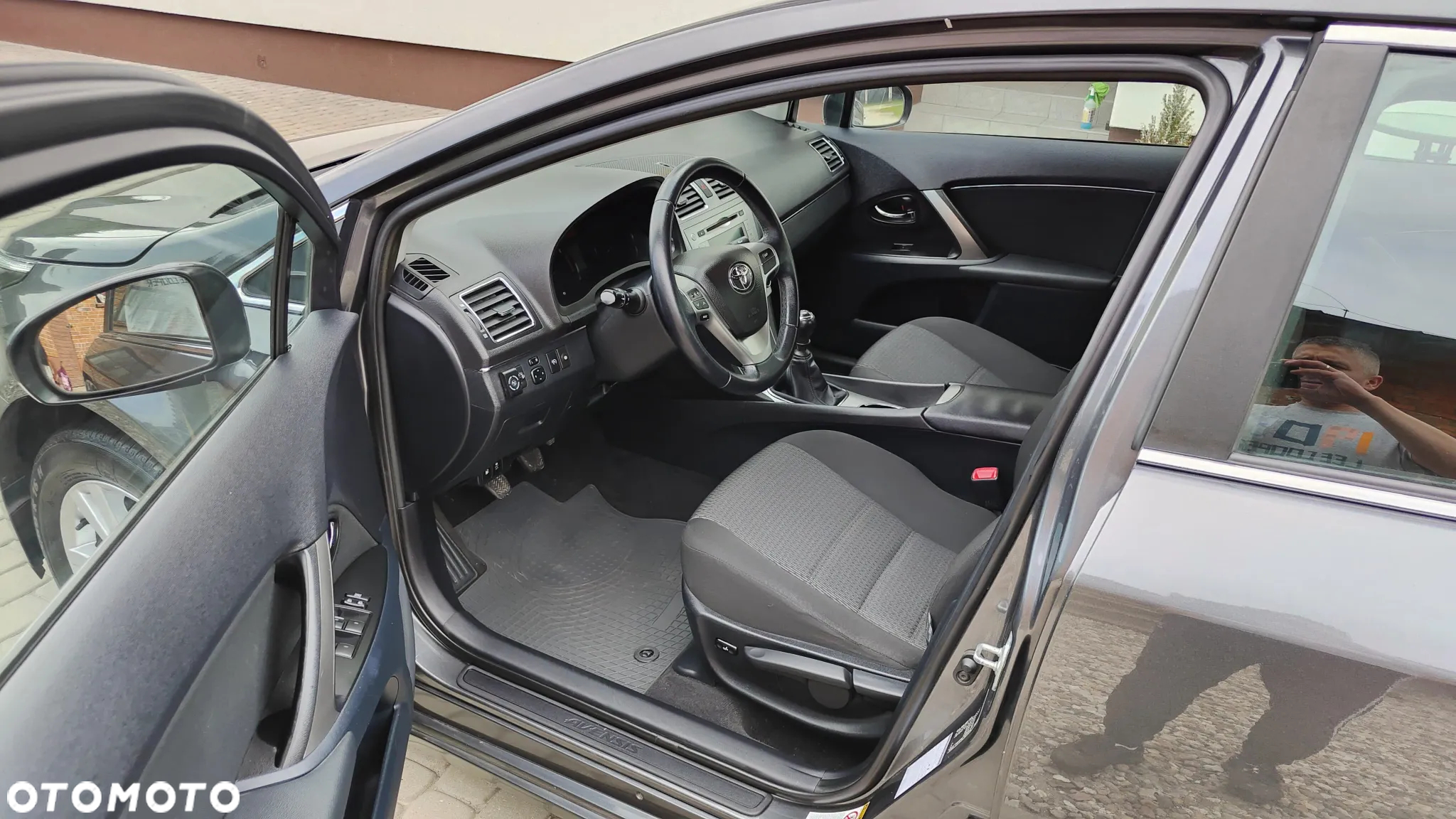 Toyota Avensis 1.8 Premium - 11