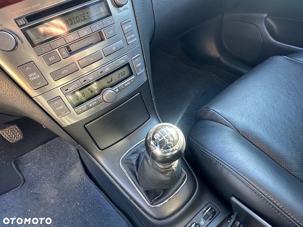 Toyota Avensis 2.2 D-4D Sol - 24