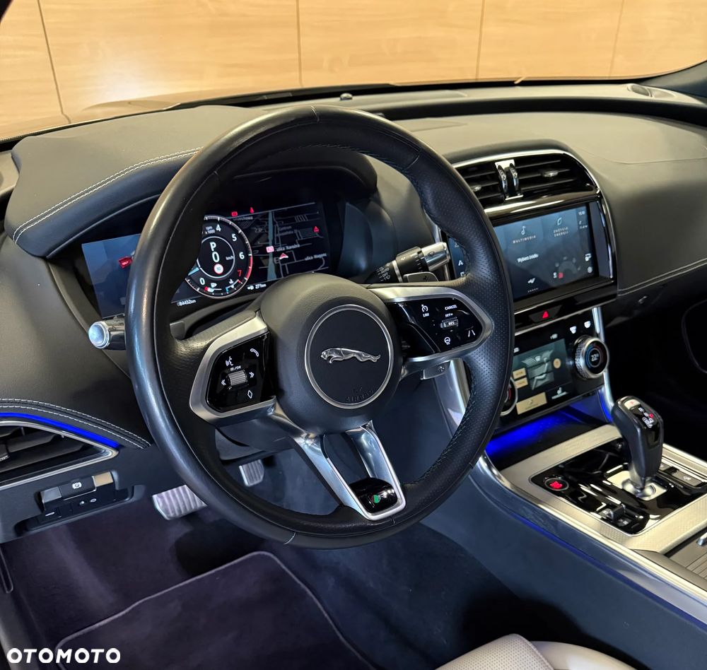 Jaguar XE - 11