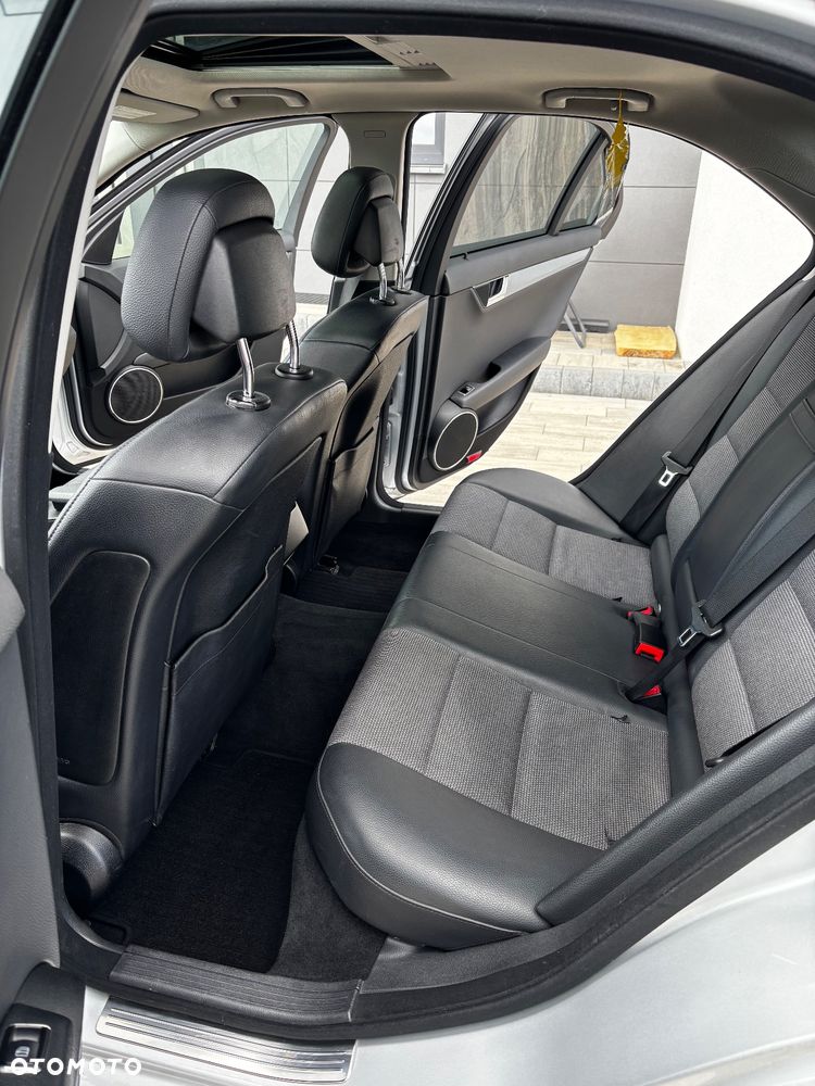 Mercedes-Benz Klasa C 180 CGI Automatik BlueEFFICIENCY Avantgarde - 12