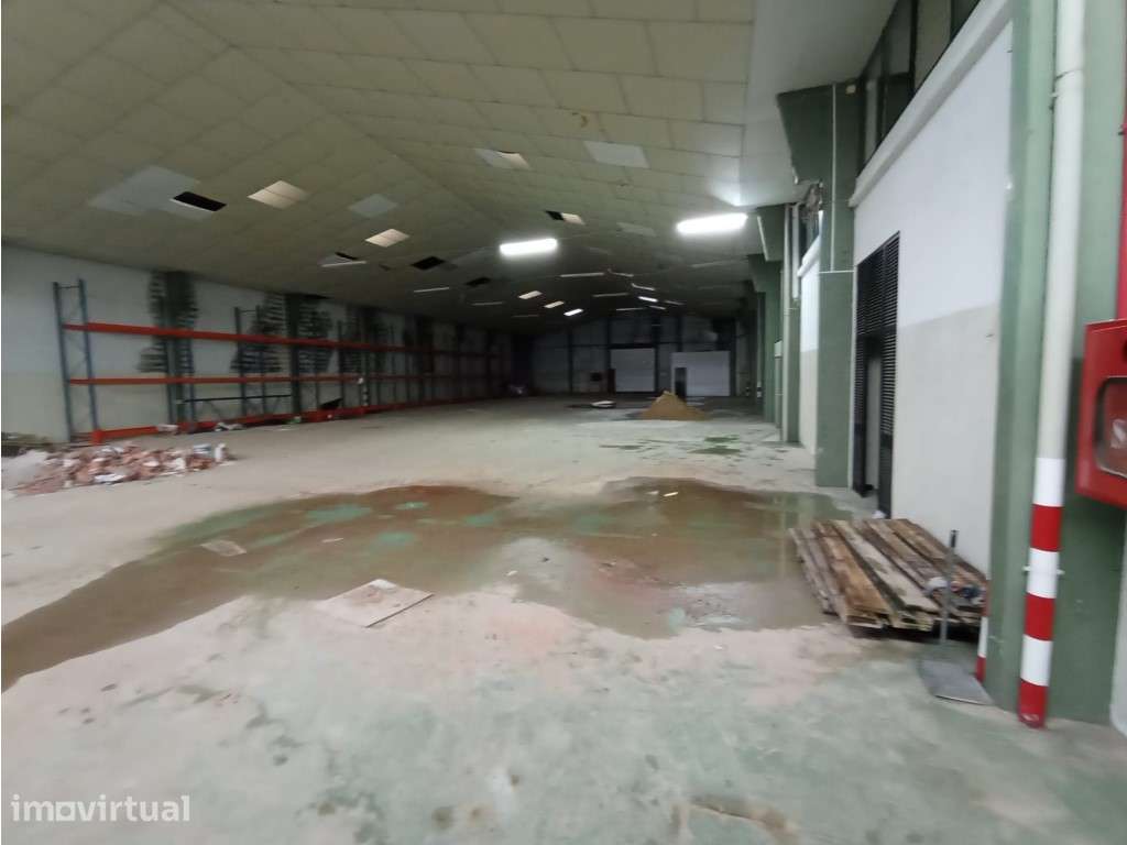 Armazém Industrial com poço - 2.400 m² - Grande imagem: 4/23