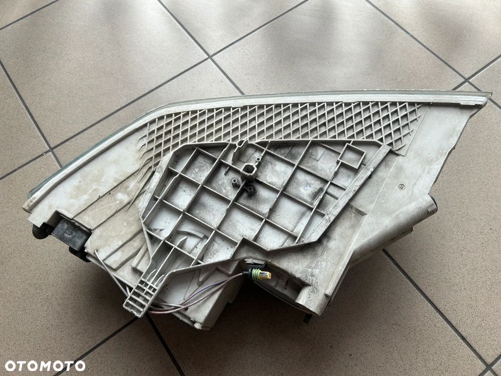 LAMPA PRAWA LEWA PRZÓD XENON SKODA OCTAVIA II - 10