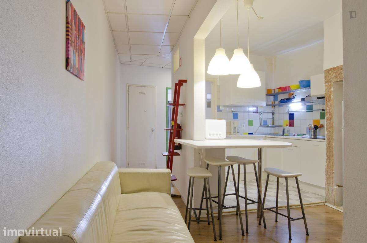 Quarto - localizado em Intendente Lisbon - Grande imagem: 5/16